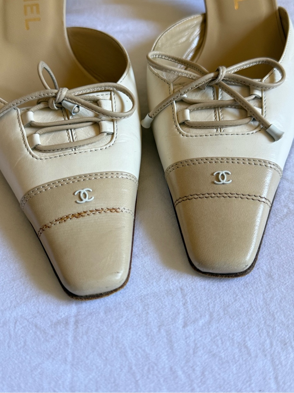 CHANEL Vintage Rare Cream and Beige Leather Pointed Mule with Bow and CC logo - Picture 13 of 13